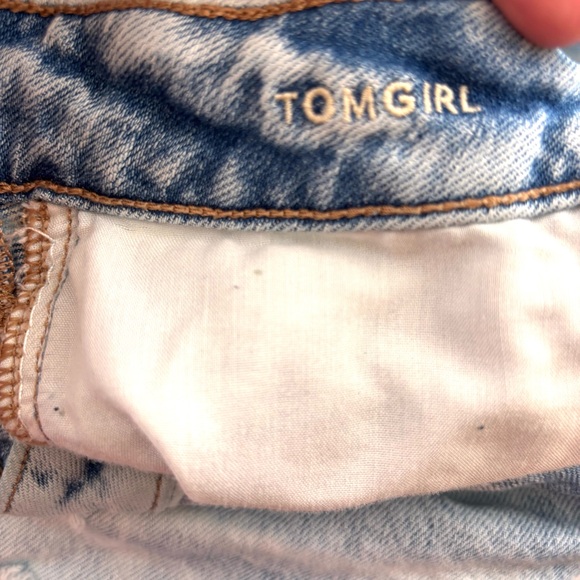American Eagle Tomgirl Light Wash Hi-Rise Distress Raw Hem Denim Shorts (8) - Picture 12 of 15